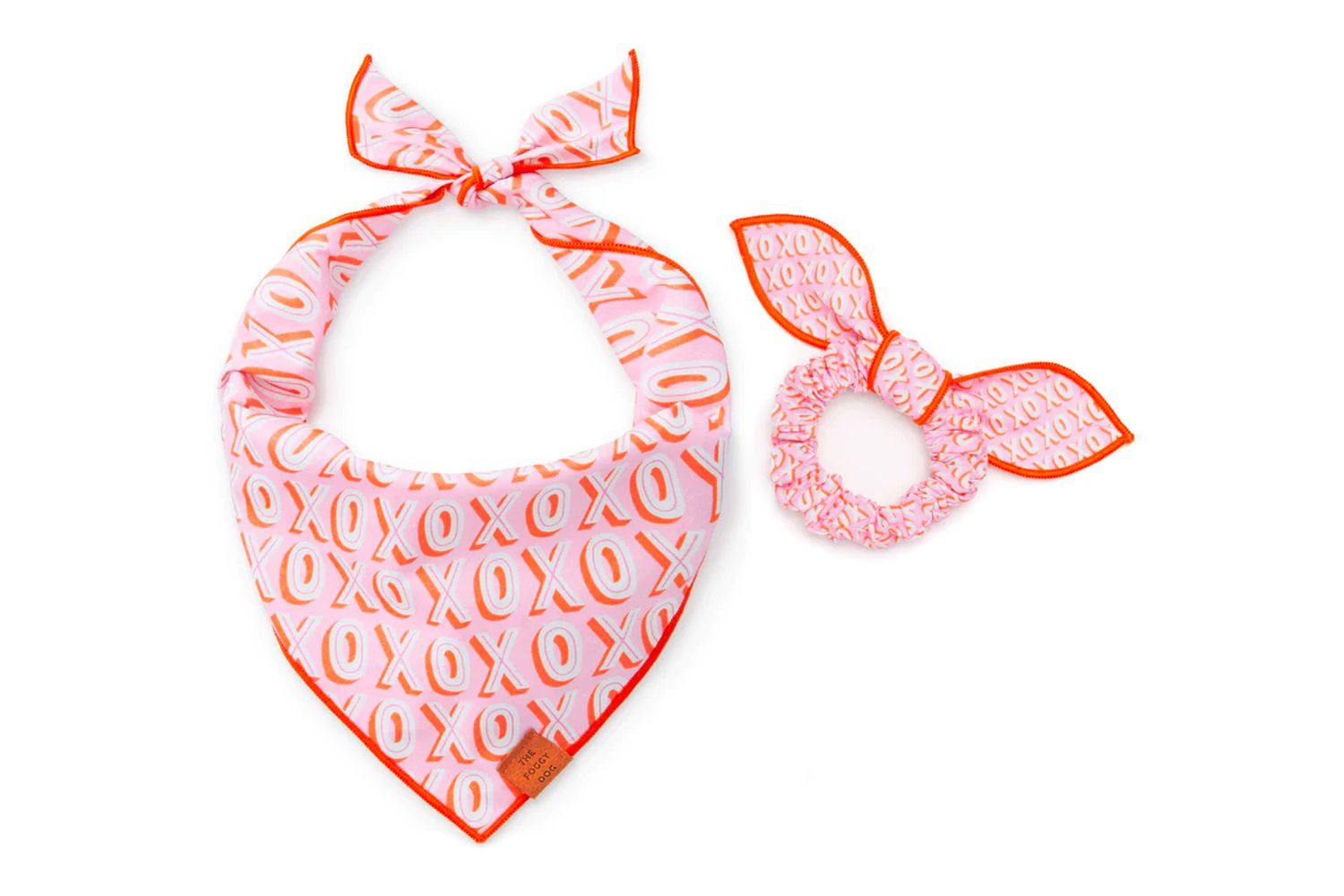 的福格y Dog Hugs & Kisses Scrunchie and Bandana Set