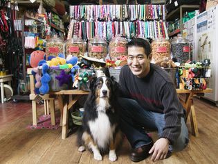 狗和人在五颜六色的宠物店。