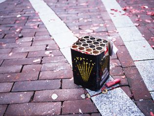 一盒爆竹弹壳