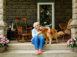 高级妇女和金毛猎犬的肖像
