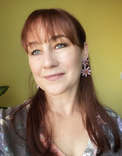 一个红头发蓝眼睛的女人的形象