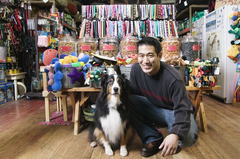 狗和人在五颜六色的宠物店。